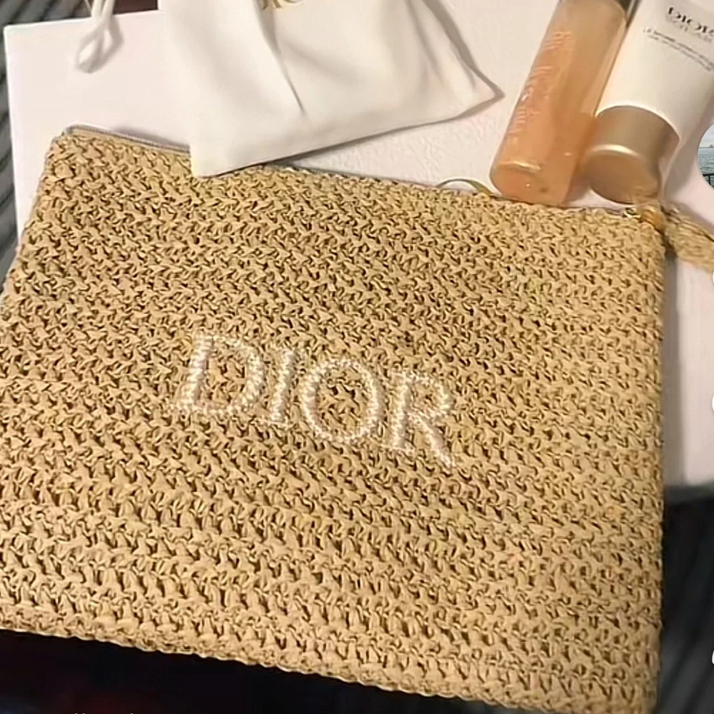 Dior Beauty Solar Pouch- 2025 - Picture 2 of 7